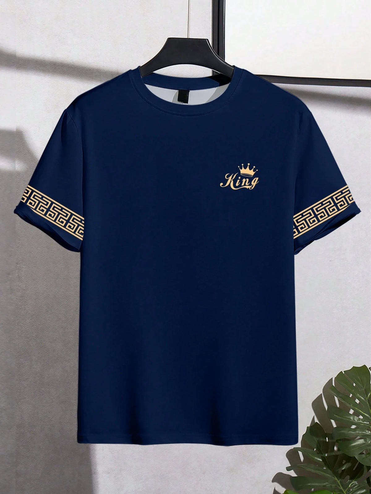 Camiseta Negra "King" Hombre: Estampado Dorado Informal