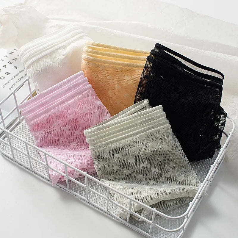 Lingerie de encaje de verano para mujer, bragas transparentes con detalles delicados, en color rosa claro, de la marca Corporación Turística.