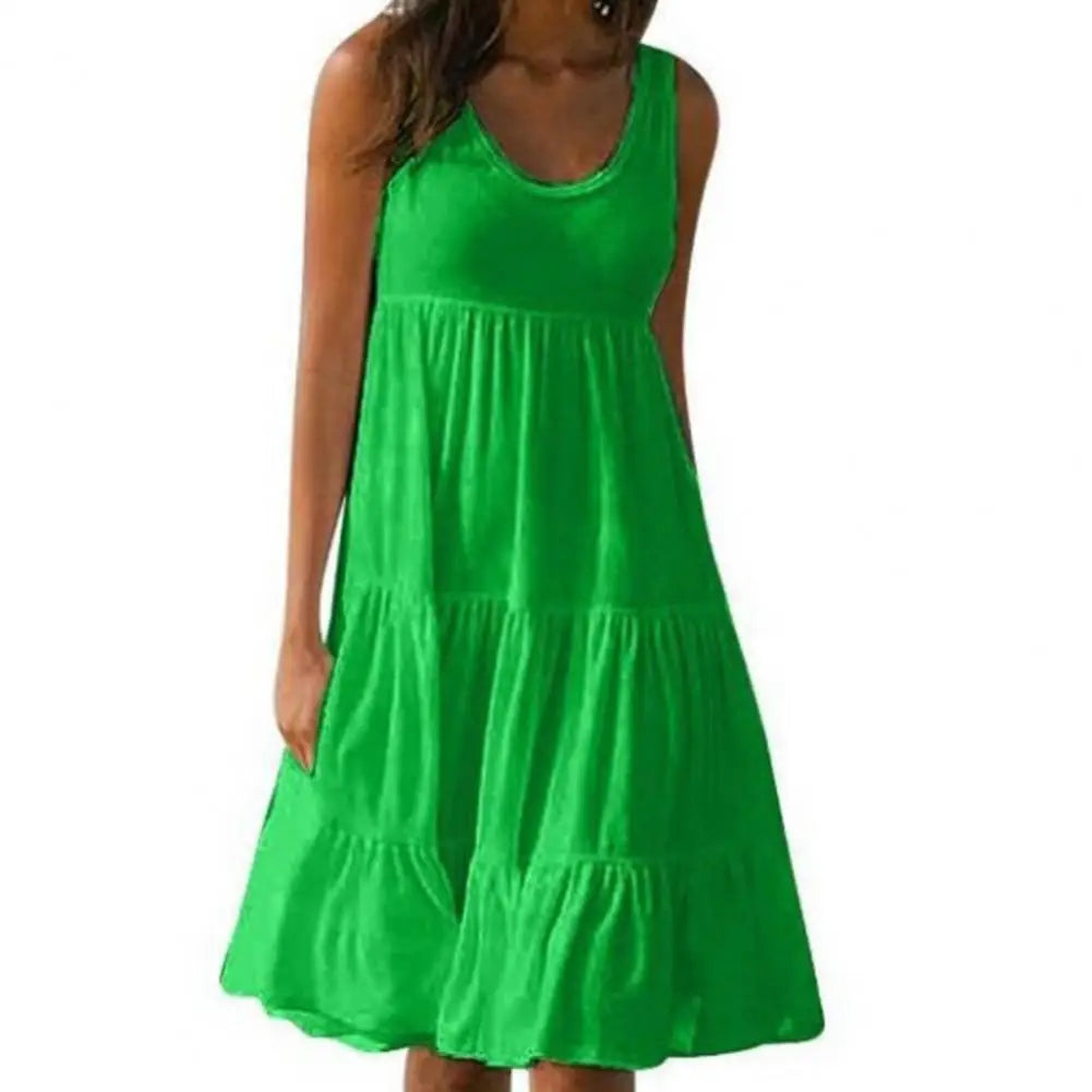 Minivestido informal con cuello redondo y volantes, en color neutro, diseñado por Corporación Turística, muestra la prenda en detalle.