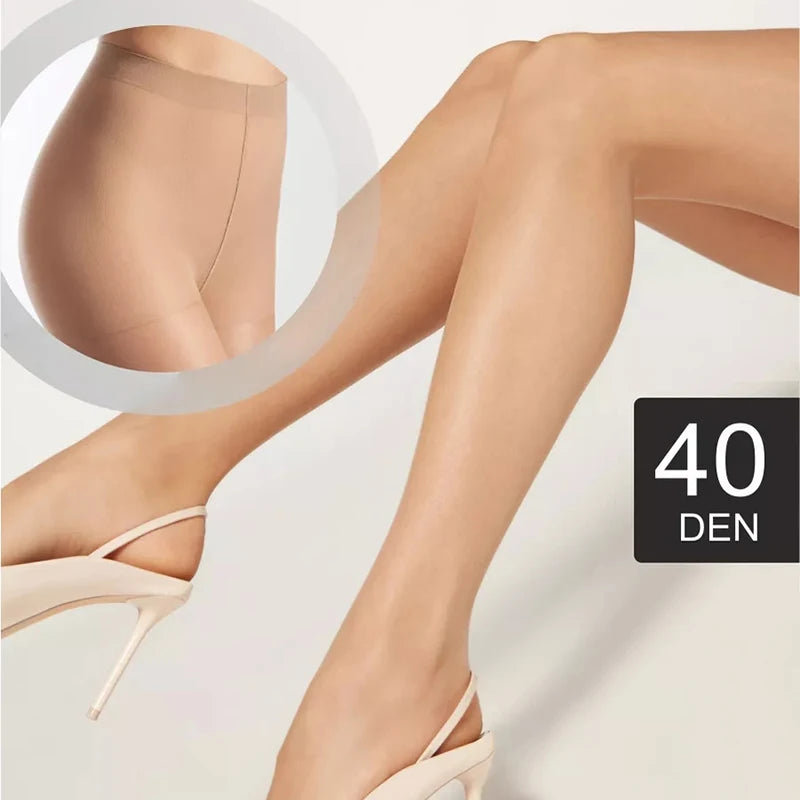 Transparent solid 40D pantyhose from Corporación Turística, close-up of the sheer, smooth nylon tights on a model.