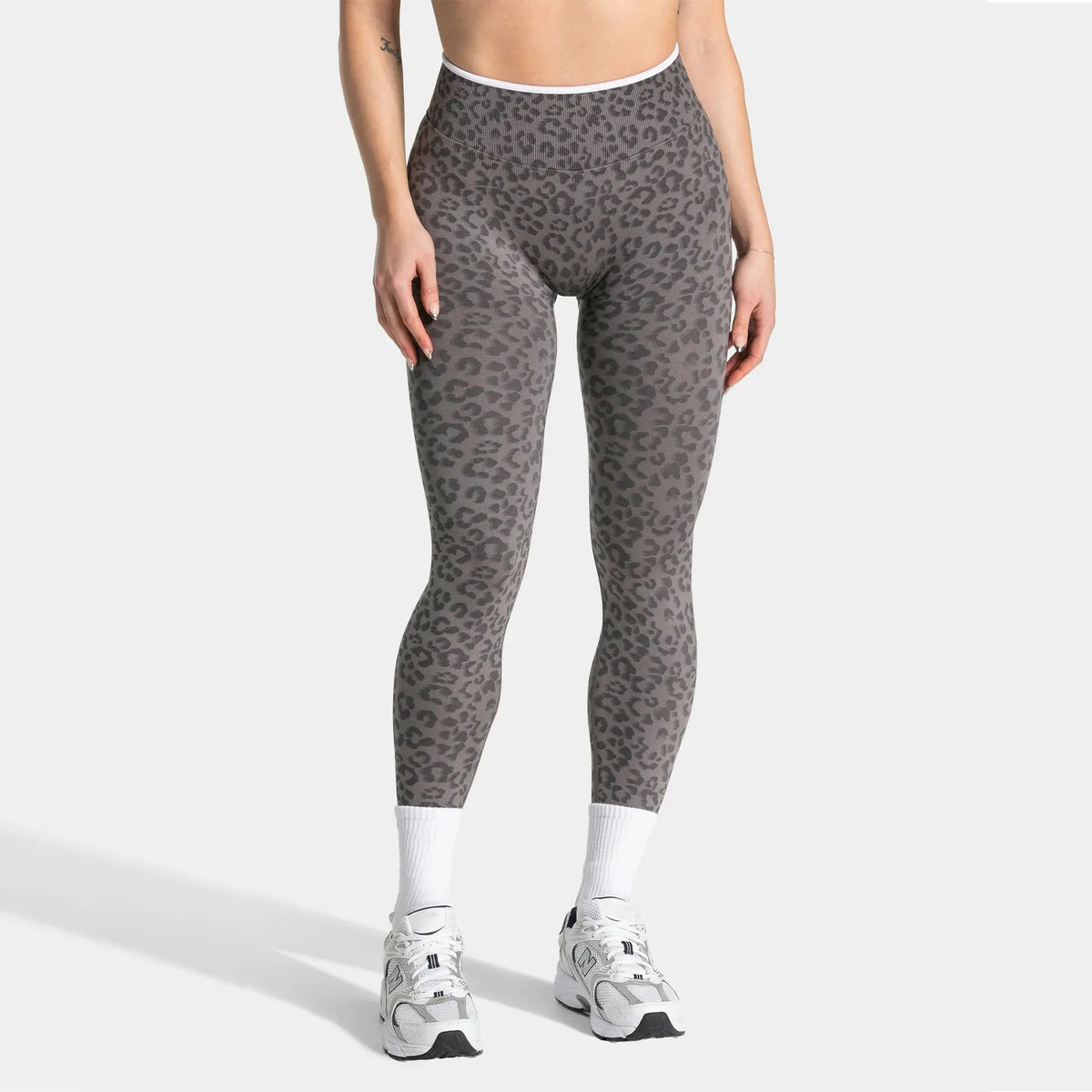 Seamless leggings from Corporación Turística featuring ultra-soft, stretchy fabric in a close-up view of the black leggings.