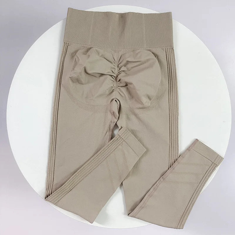 High-waisted yoga leggings for women made of seamless fabric, featuring a snug fit and comfortable stretch.