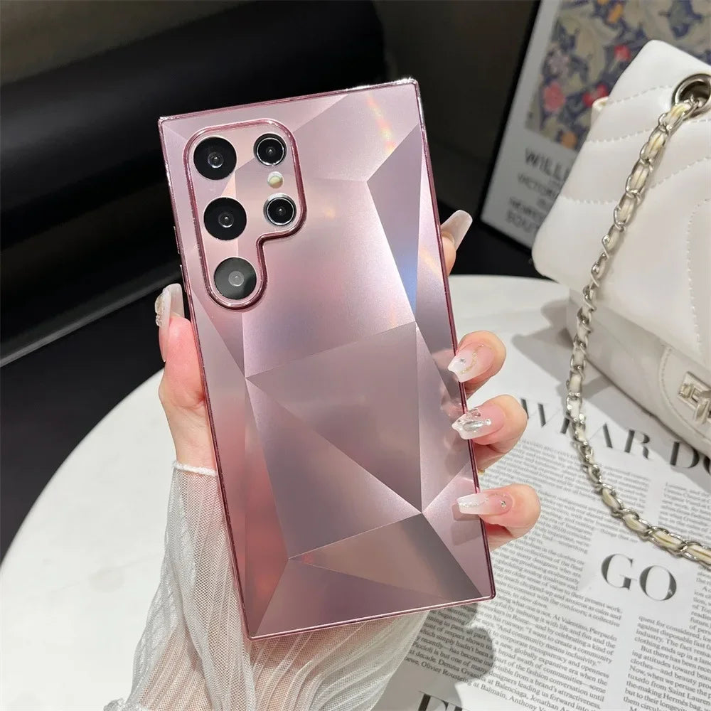 Samsung phone case with a 3D diamond pattern in gold finish, featuring a sleek, protective design by Corporación Turística.