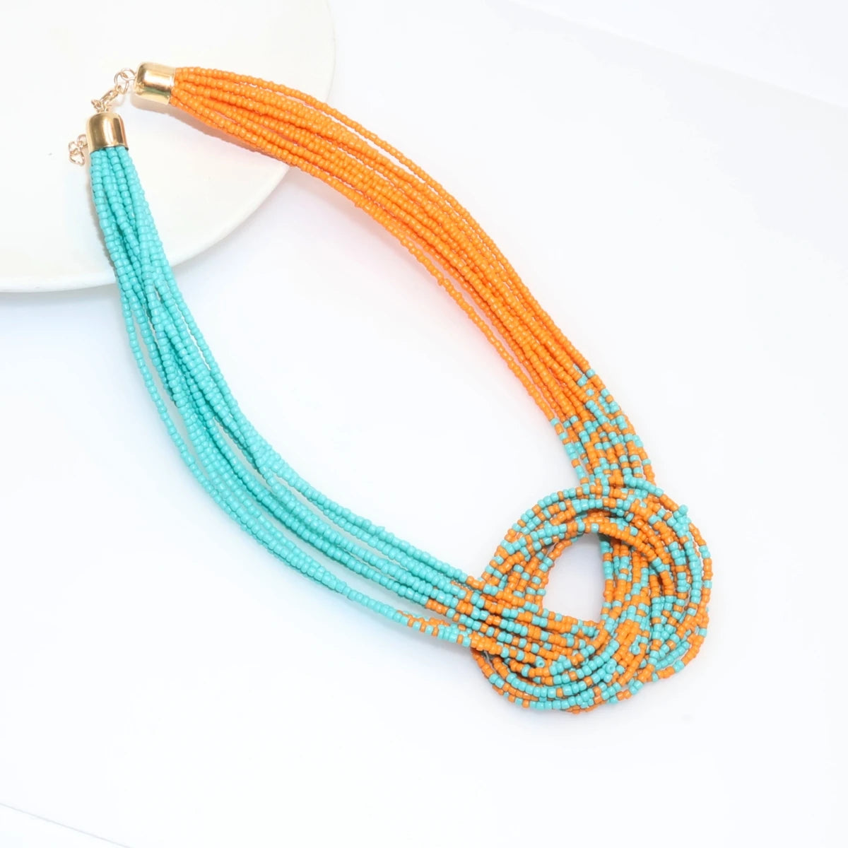 Etnico collar de cuentas de arroz estilo boho, una pieza de Corporación Turística con cuentas coloridas y diseño artesanal.