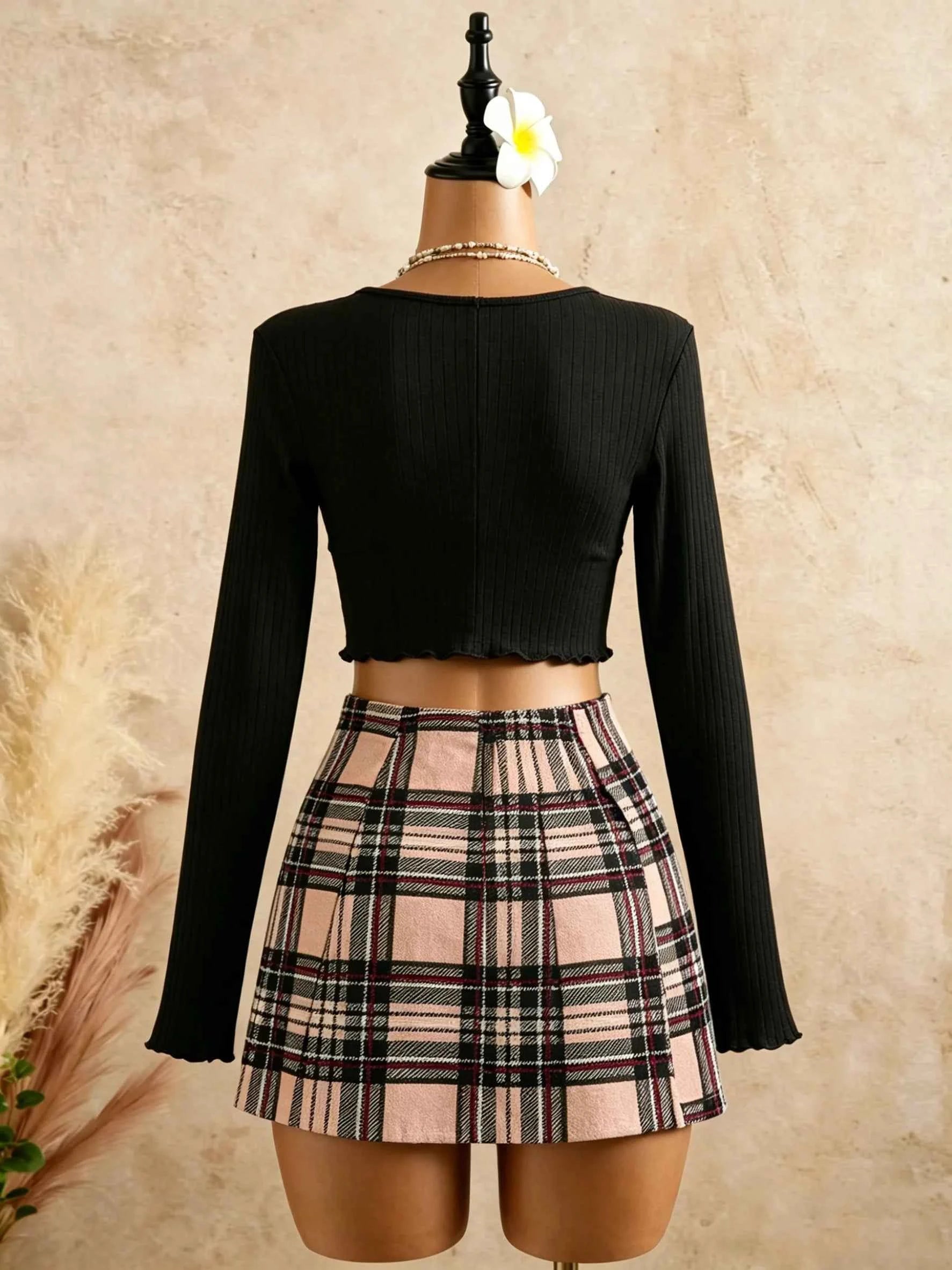 Conjunto 2 Piezas Mujer: Top Negro Cruzado y Minifalda Rosa Cuadros
