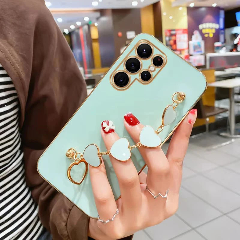 Silver heart phone case with chain from Corporación Turística, stylish and protective for smartphones.