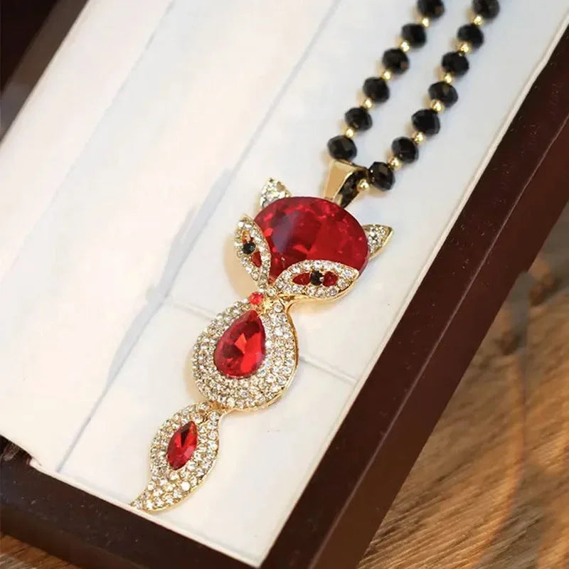 Luxury collar with a fox pendant and large crystals, featuring elegant jewelry design by Corporación Turística.