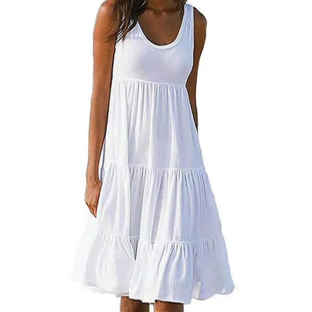 Minivestido informal con cuello redondo y volantes, diseñado por Corporación Turística, visible en la imagen.