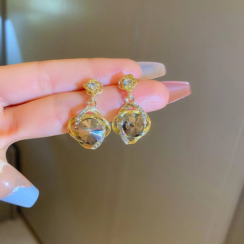 Pendientes con colgante de cristal redondo envuelto de di...