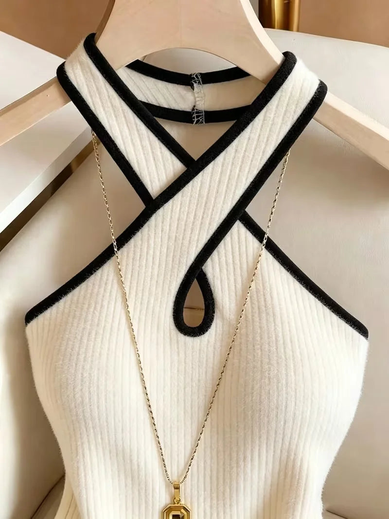 Y2K fashion 3-piece set with halter body and high-neck design, featuring trendy and vibrant style from Corporación Turística.