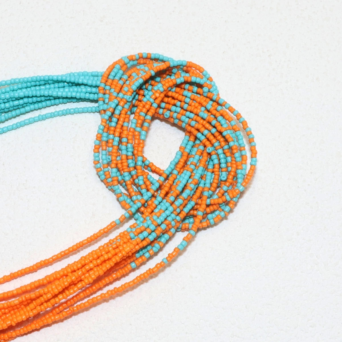 Etnico collar de cuentas de arroz de estilo bohemio, exhibido en imagen, con detalles tradicionales y colores vibrantes.
