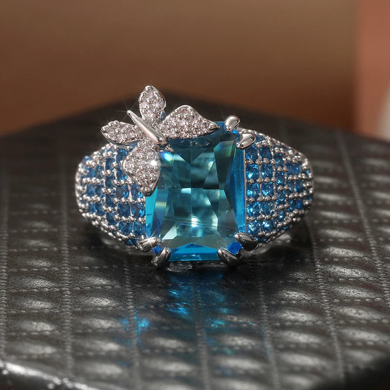 Lujoso anillo de cóctel de BUTTERFLY de topacio azul, ani...