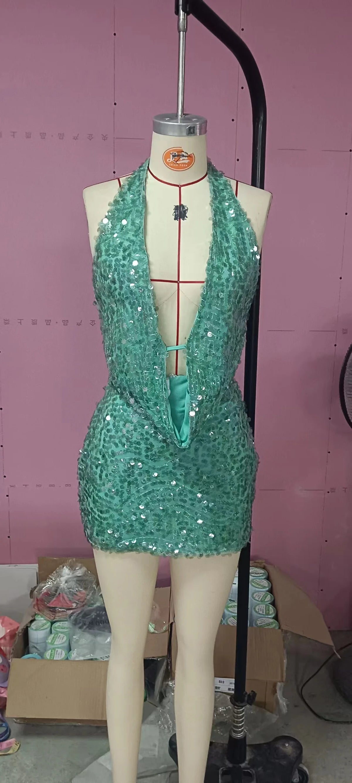 Sexy 2-piece sequin outfit with sleeveless top, stylish and eye-catching, ideal for parties or special occasions.