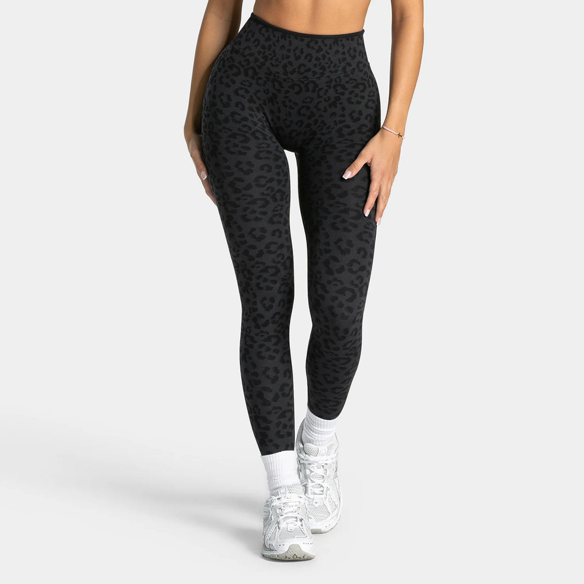 Seamless leggings from Corporación Turística in soft, stretchy fabric, shown on a model highlighting their comfortable fit and smooth texture.