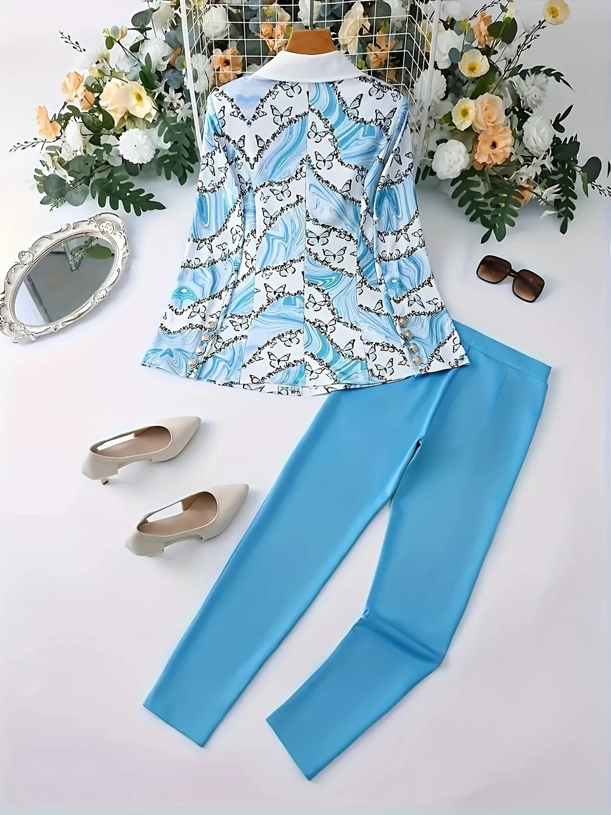 Conjunto elegante y a la moda de dos piezas, con solapa e...
