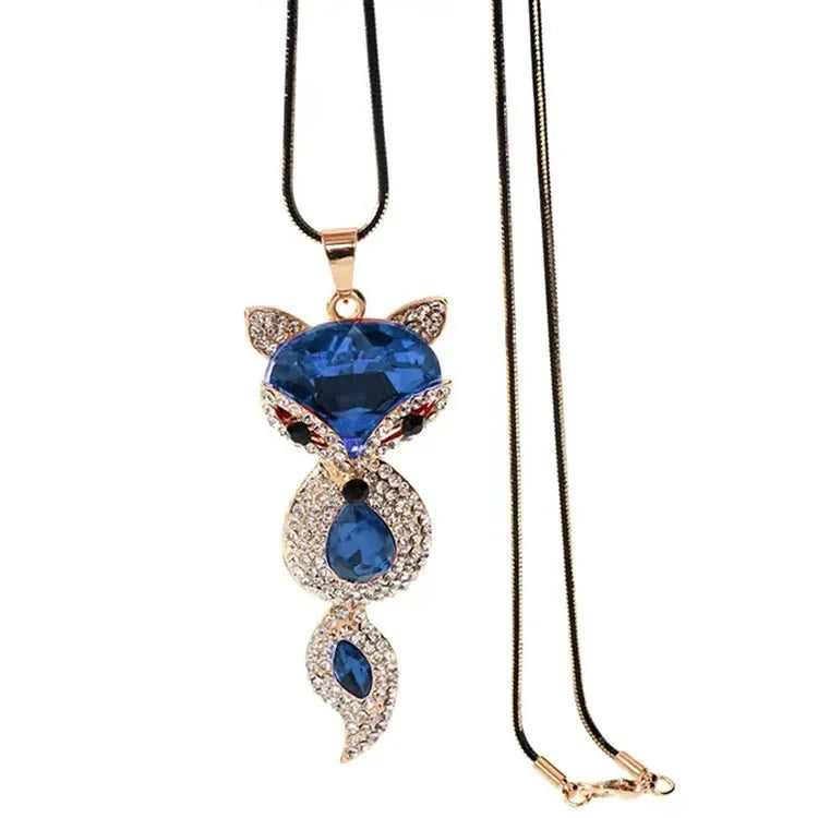 Luxurious collar with a fox pendant and large crystals, crafted by Corporación Turística, shown with intricate design and sparkling details.
