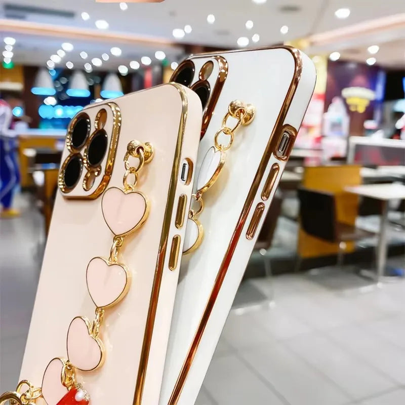 Silver heart phone case with chain from Corporación Turística, stylish and protective for smartphones.