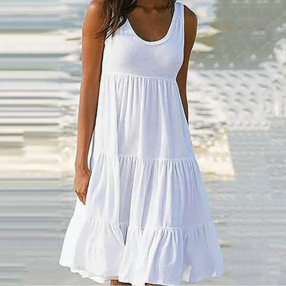 Casual minivestido con cuello redondo y volantes, diseñado por Corporación Turística, mostrando su estilo relajado y detalles de la prenda
