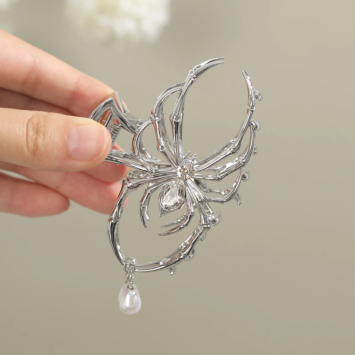 Pinza de Pelo Gótica con Forma de Araña para Mujer, de Metal Calado con Imitación de Perla, Tipo Tiburón, con Dijes, Accesorios de Pelo Modernos M
