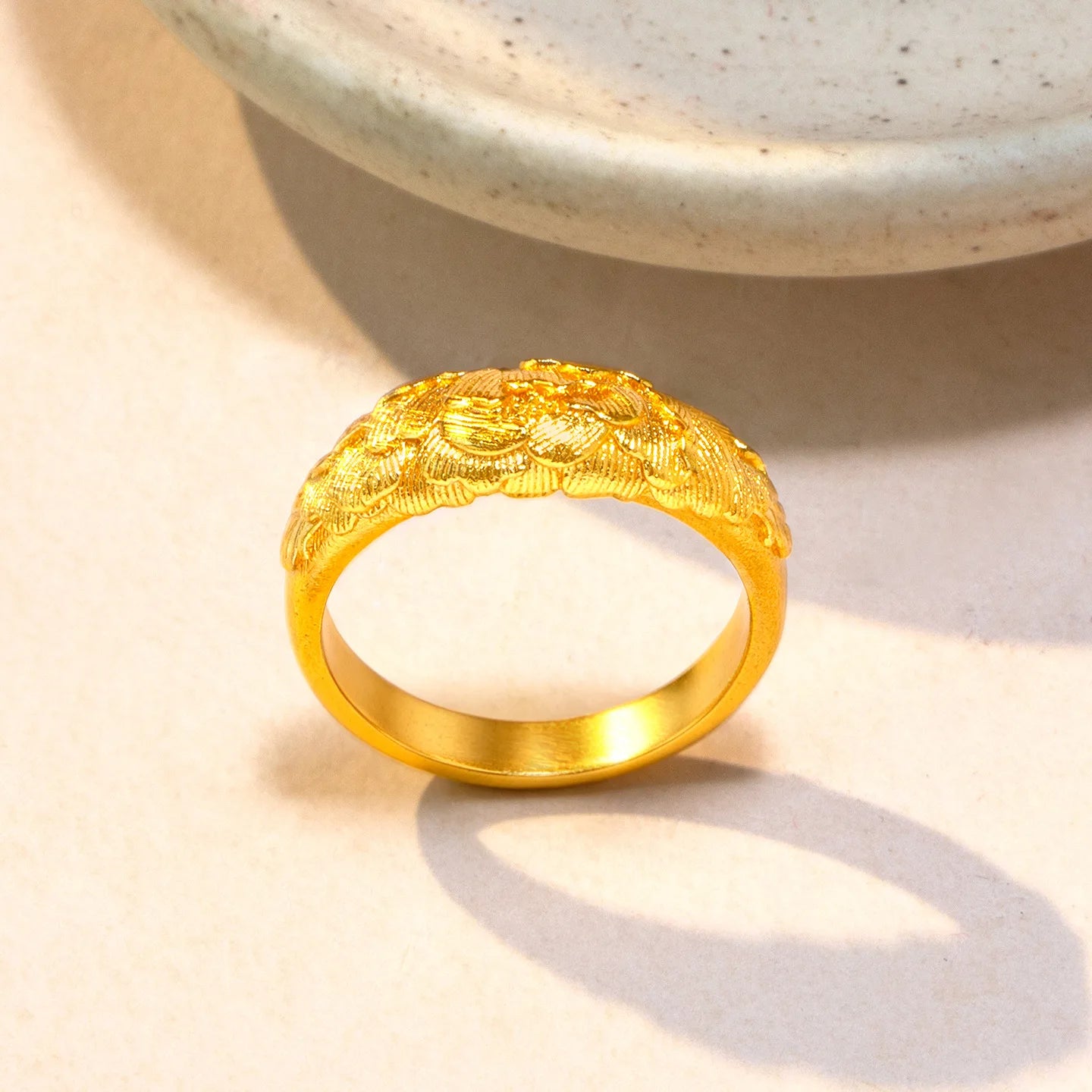 Anillo de oro macizo con relieve de peonía para mujer, fo...