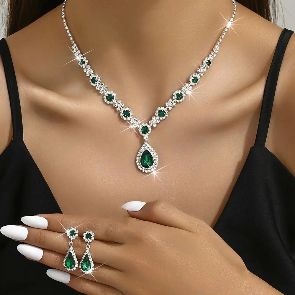 Conjunto de pendientes y collar de joyería de cristal a l...