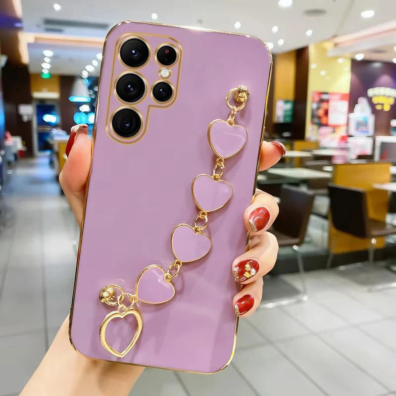 Silver heart phone case with chain from Corporación Turística, stylish and protective for smartphones.