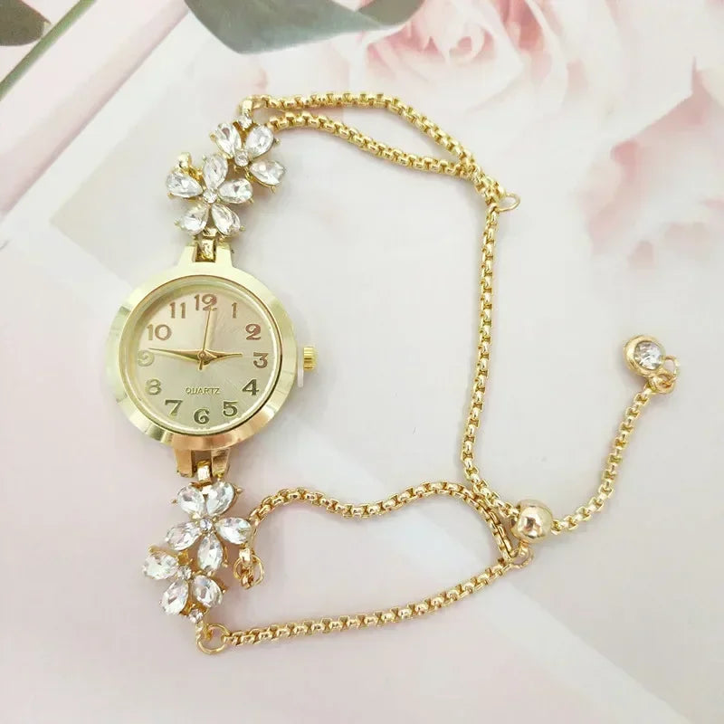 Reloj floral dorado con cristales decorativos