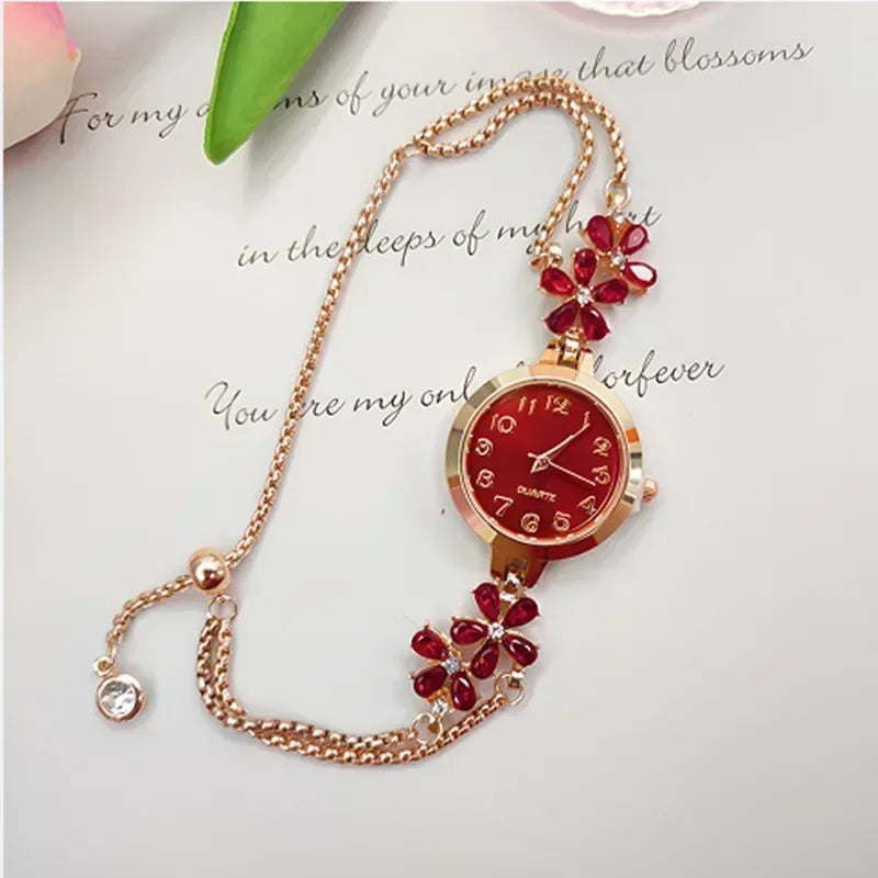 Reloj floral con detalles rojos y correa de aleación