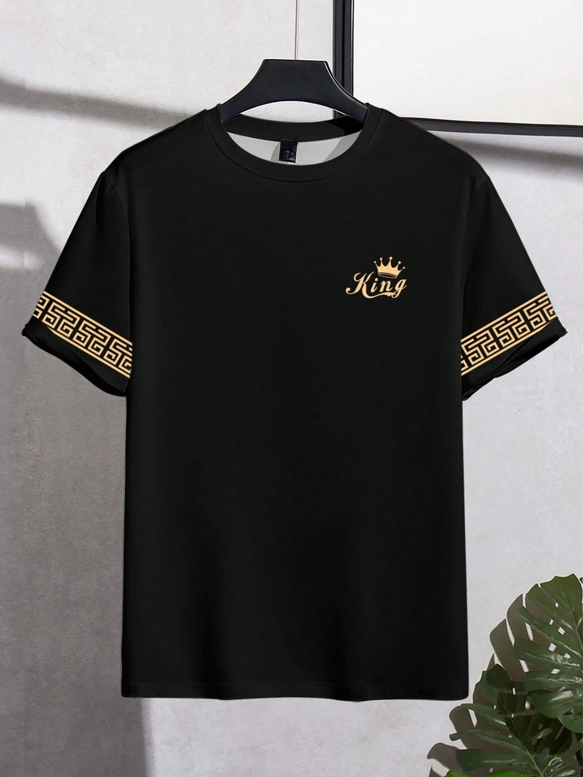 Camiseta Negra "King" Hombre: Estampado Dorado Informal