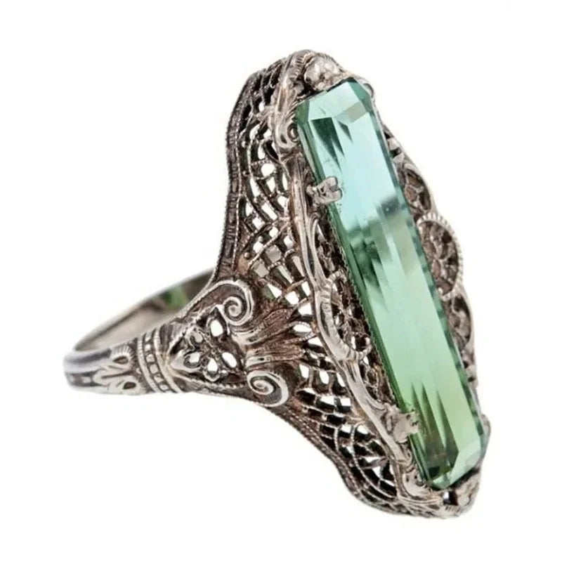 Luxurious vintage-style women's rings by CAOSHI, featuring intricate designs and elegant jewelry from Corporación Turística.