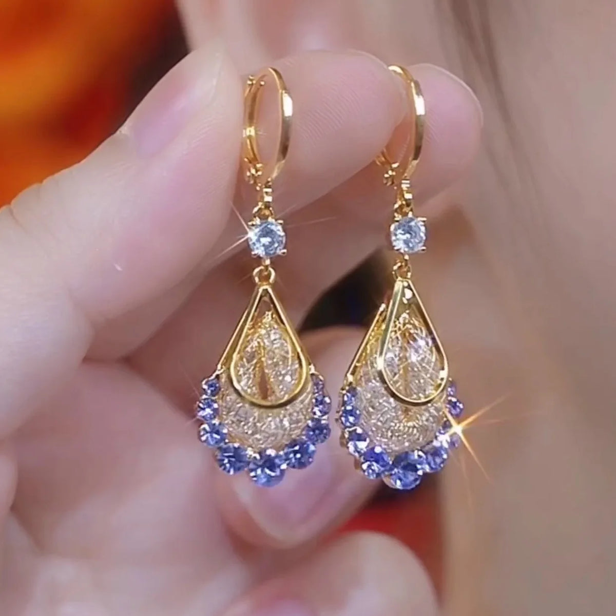Un par de pendientes largos de borla de cristal de gota d...