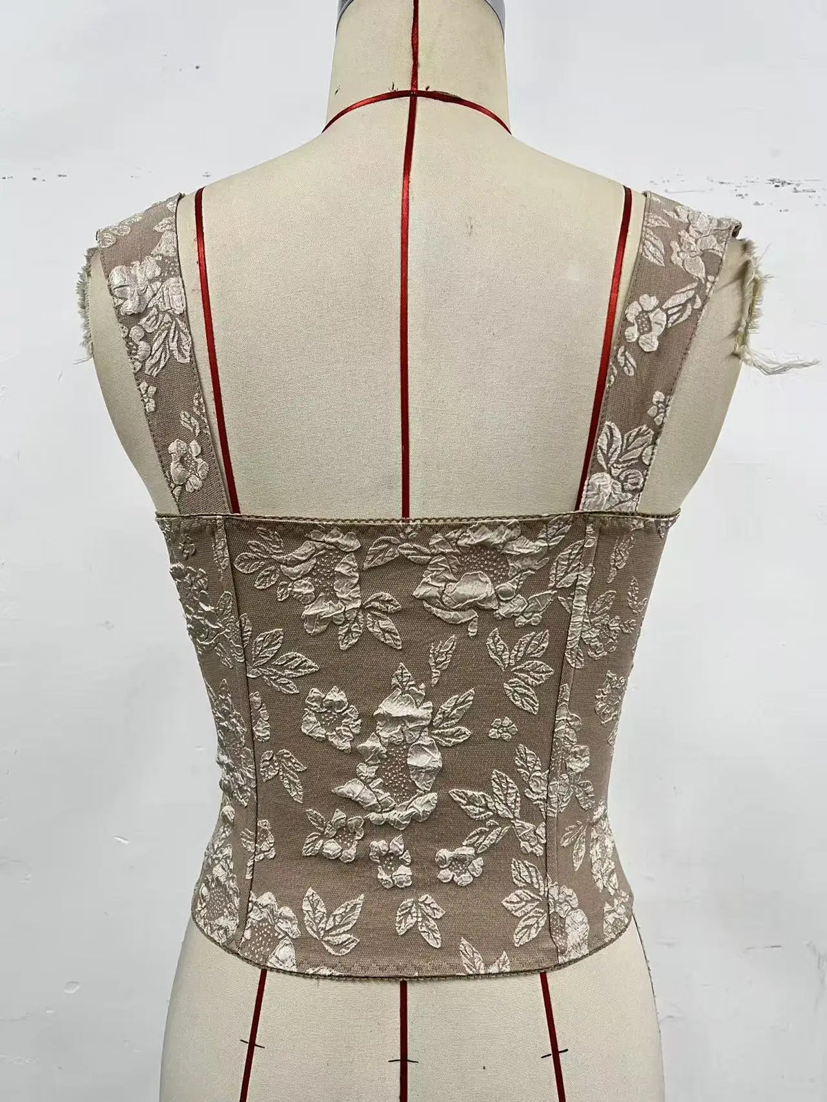 Retro floral jacquard top corset for women with adjustable straps, stylish and fitted garment for fashionable wear.