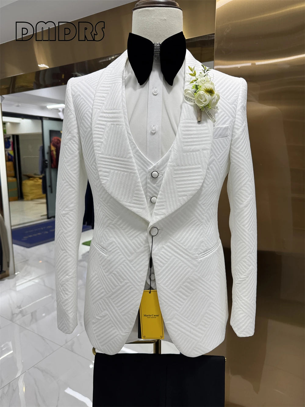 Elegant groom's wedding suit by Corporación Turística featuring a tailored fit and classic style, suitable for special occasions.