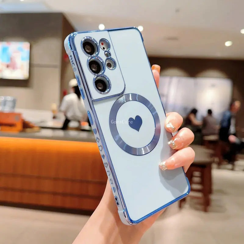 Silicone wireless charging phone case with heart shape design by Corporación Turística, shown on a smartphone.