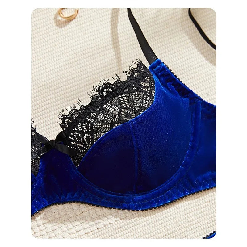 Lencería sexy para mujer, conjunto de sujetador y braguita de Corporación Turística, con encaje y detalles seductores.