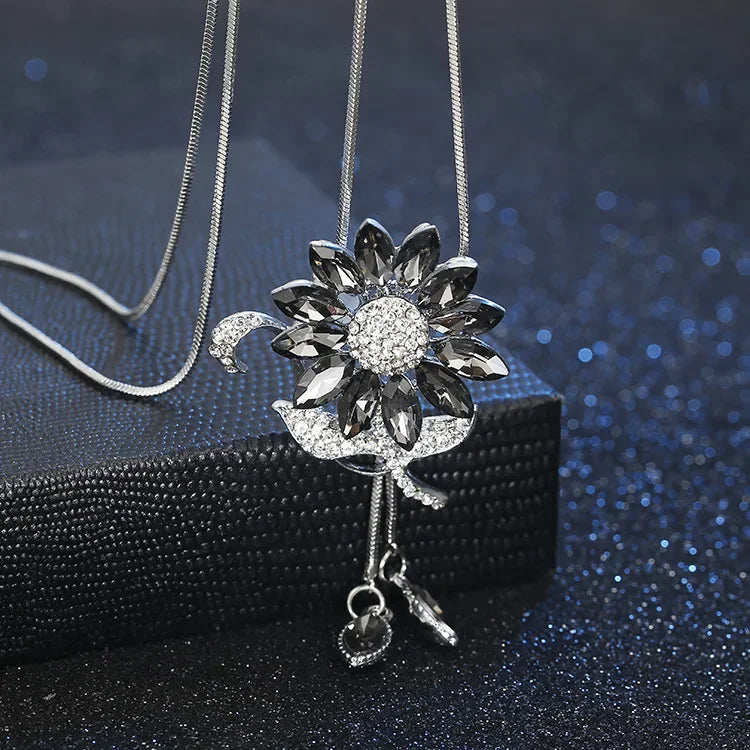 Elegant luxury collar with a fox pendant and large crystals, featuring intricate detailing and a sophisticated design.