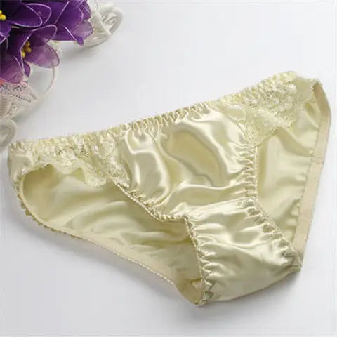 Silk women's underwear in mulberry silk, soft and luxurious, featuring elegant design and comfortable fit.