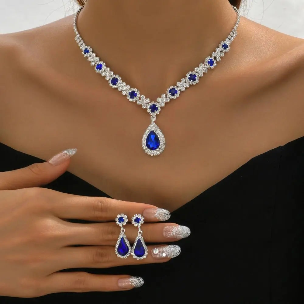 Conjunto de pendientes y collar de joyería de cristal a l...