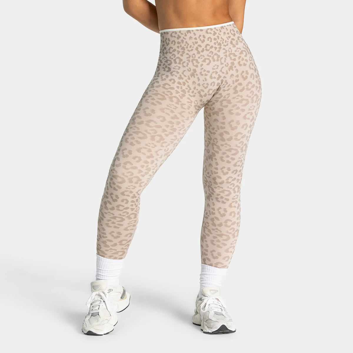 Seamless leggings from Corporación Turística made of ultra-soft fabrics, shown in a close-up of the smooth, stretchy material.