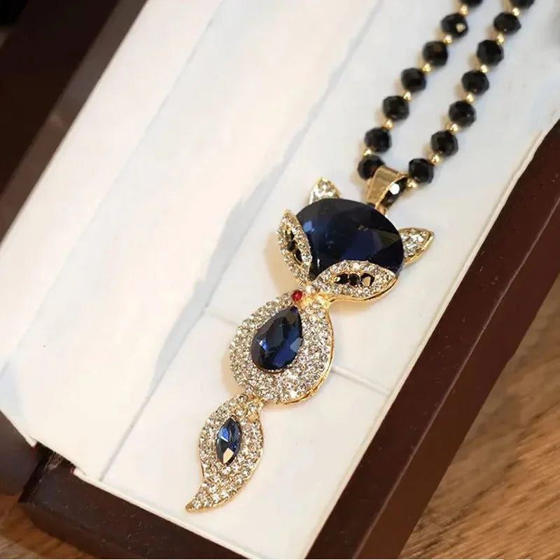Luxurious collar with a fox pendant and large crystals, featuring elegant design from Corporación Turística.