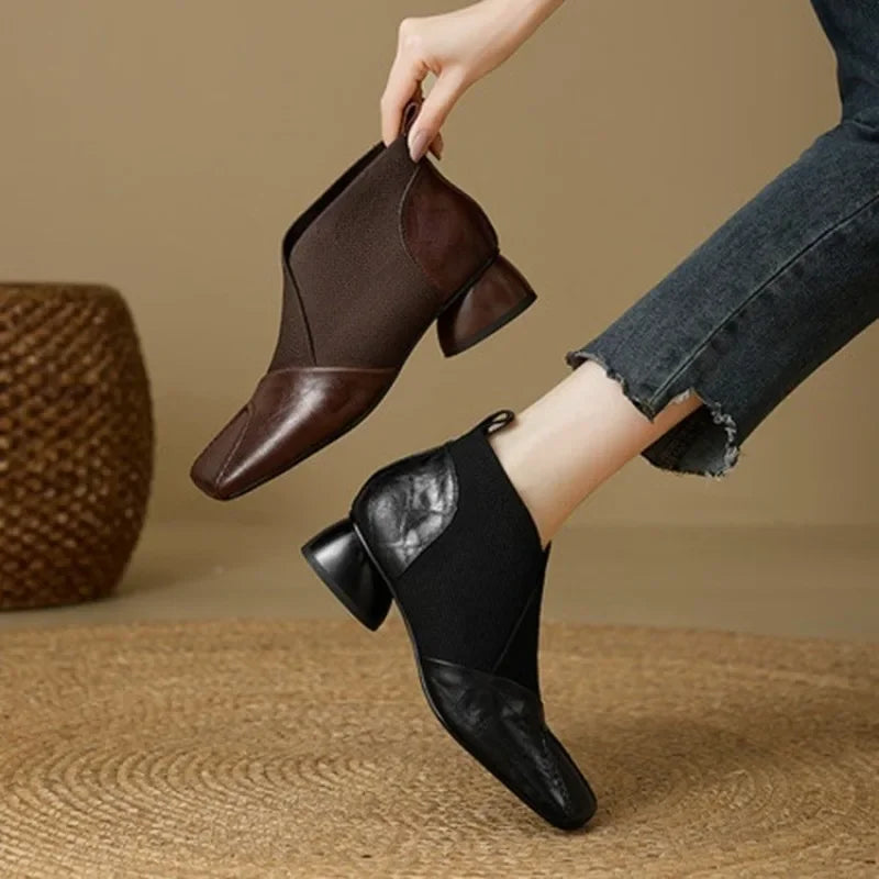 Botas hasta el tobillo con tacón de bloque y punta cuadra...
