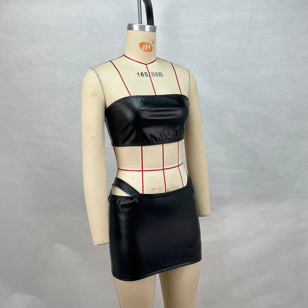 Close-up of a woman wearing a fitted, strapless short dress with a sleek design, by Corporación Turística, highlighting the dress's fabric and fit.