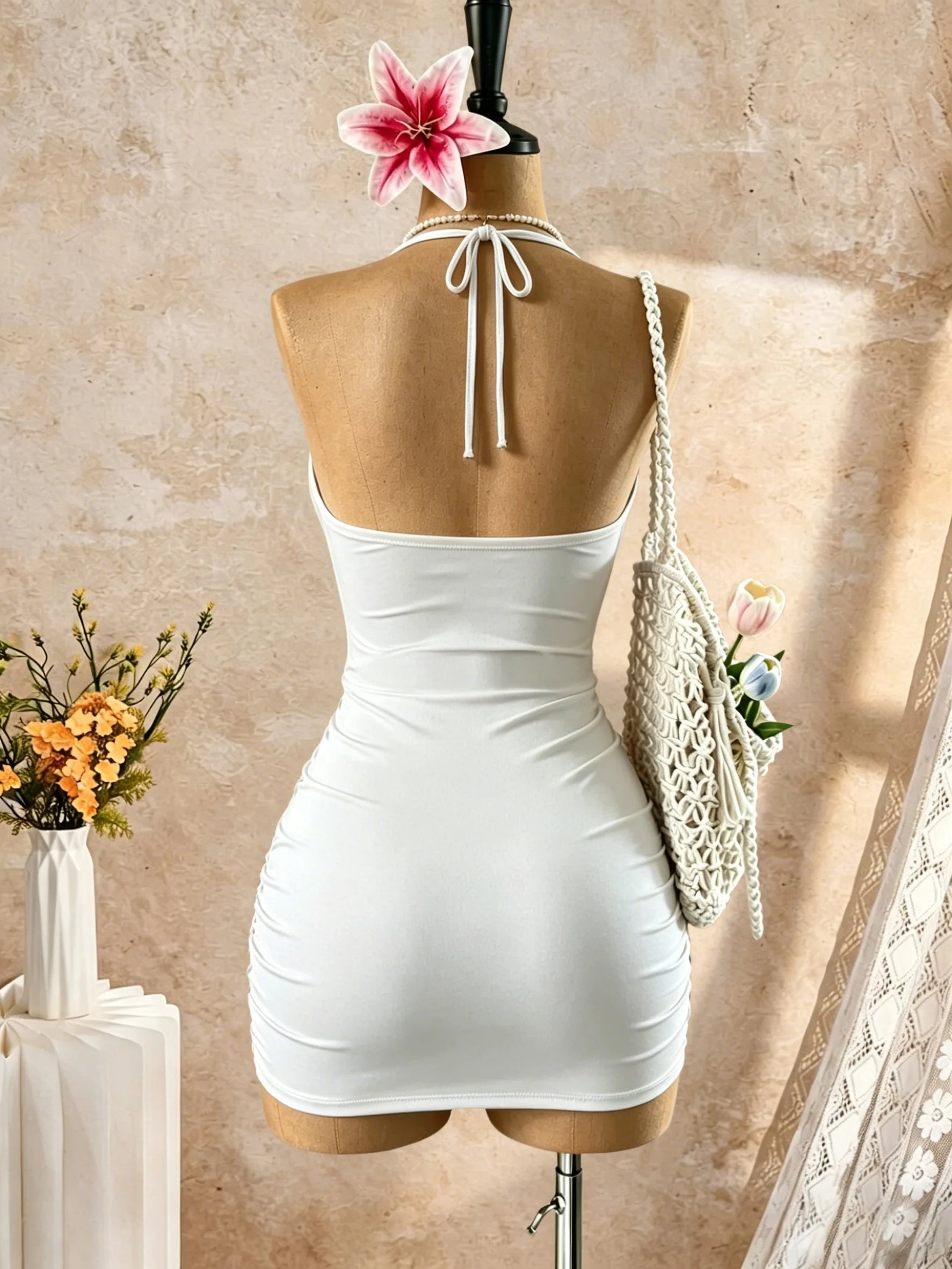 Vestido corto ajustado sin mangas con cuello halter, esco...