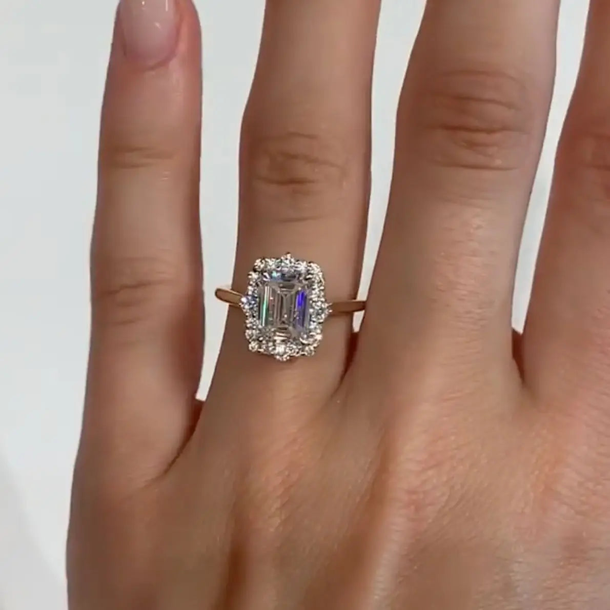 Anillo de compromiso solitario de moissanita con corte es...