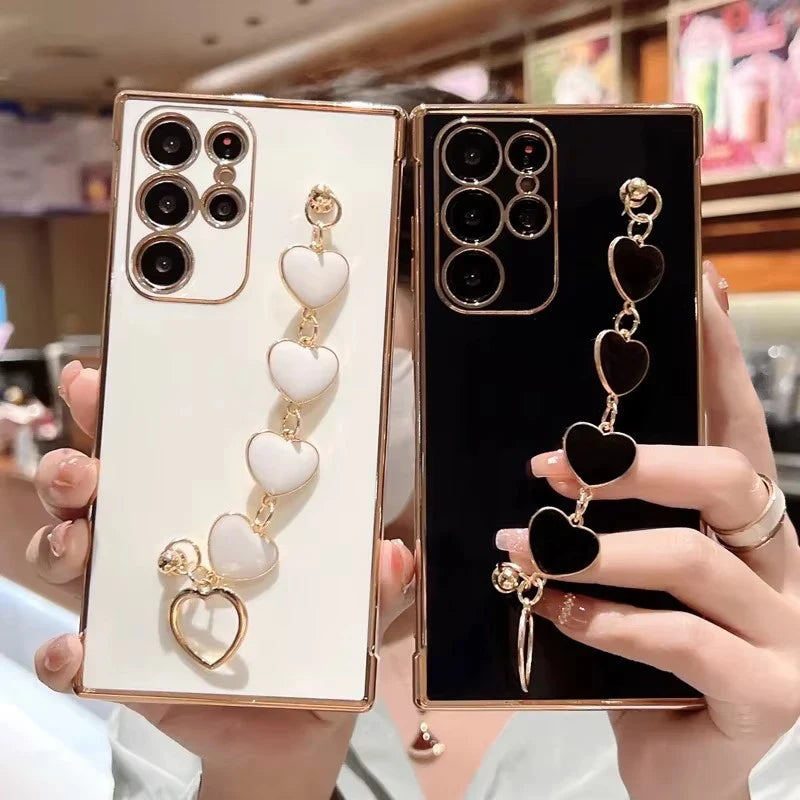 Silver heart phone case with chain from Corporación Turística, stylish and protective for smartphones.