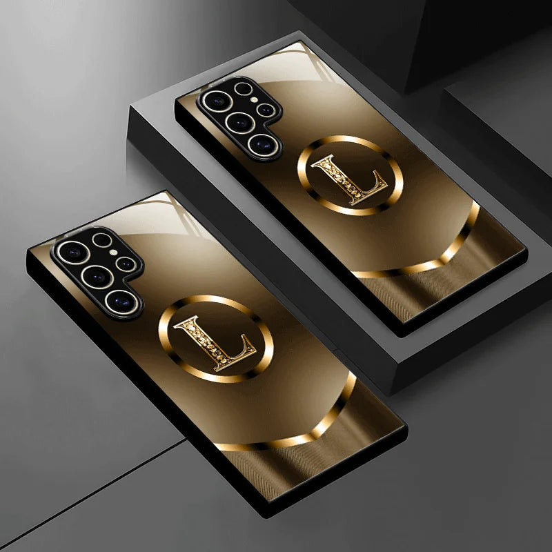 Black glass phone case with letter L design, elegant and protective, suitable for smartphones from Corporación Turística.