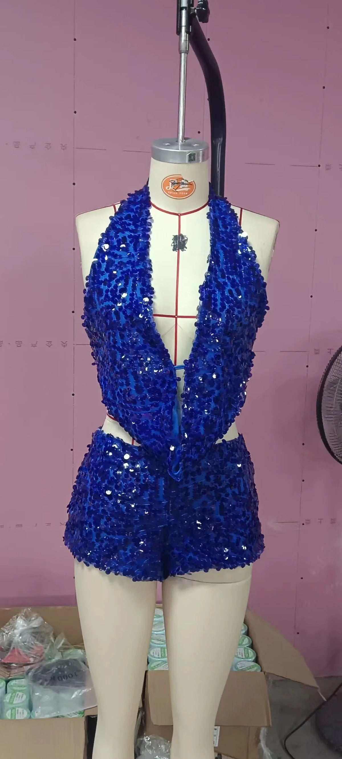 Sección de dos piezas sexy con lentejuelas, incluye un top sin mangas brillante y pantalones ajustados, de la marca Corporación Turística.