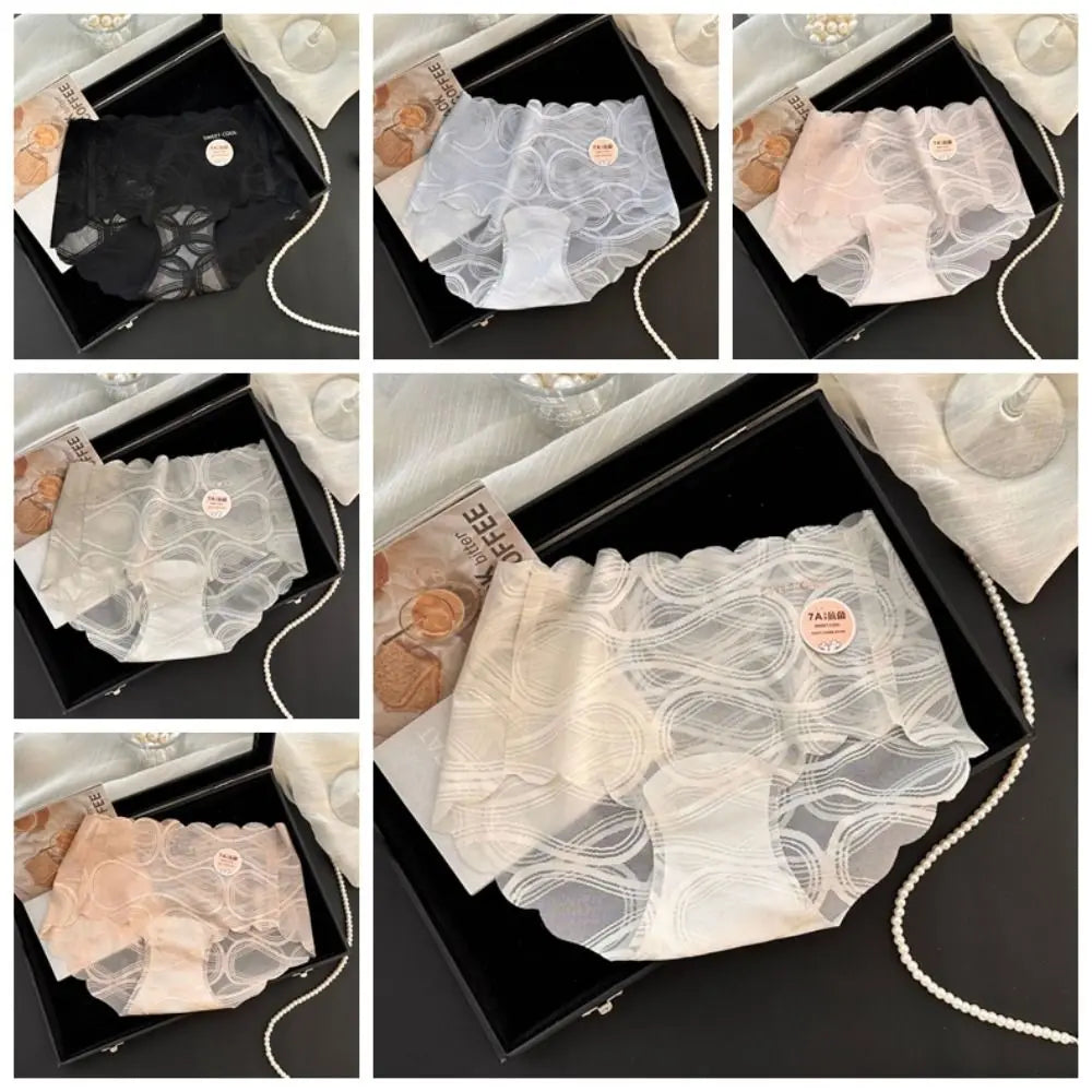 Lingerie bralette de encaje dulce a la moda de cintura media en color rosa, diseñada por Corporación Turística, vista desde el frente.