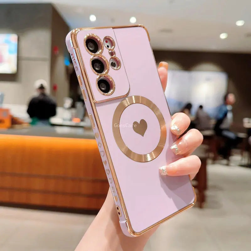 Silicone wireless charging phone case with heart shape design by Corporación Turística, shown on a smartphone.