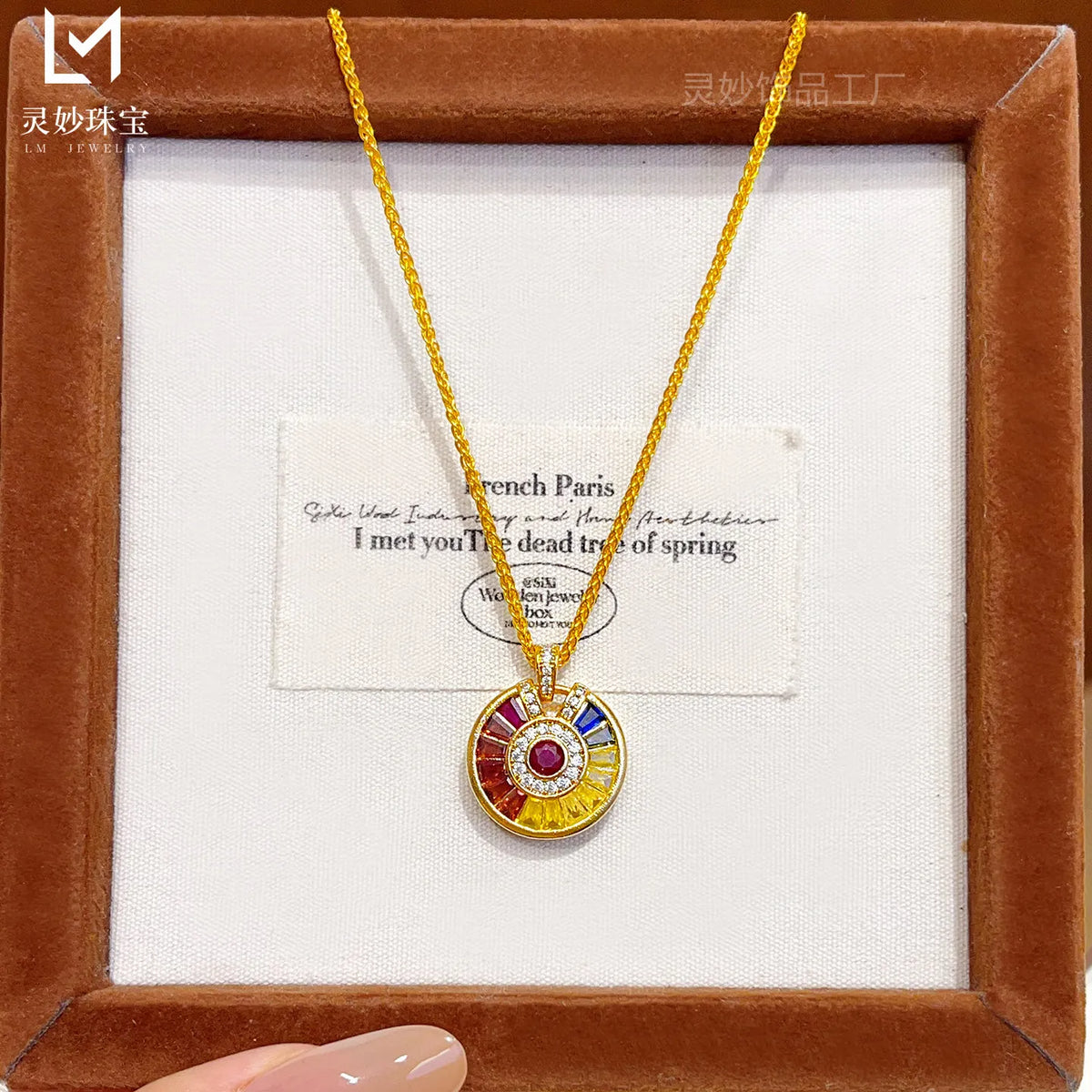 Collar de lujo con colgante de disco arcoíris de oro maci...